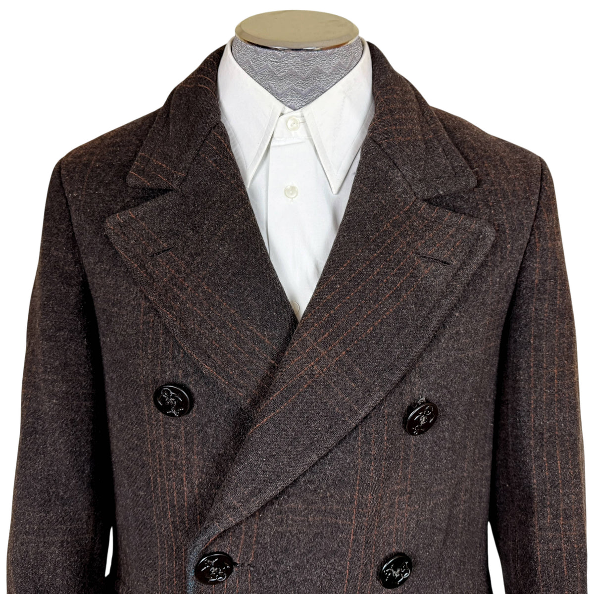 Close up view of lapels and upper part of 1930s overcoat