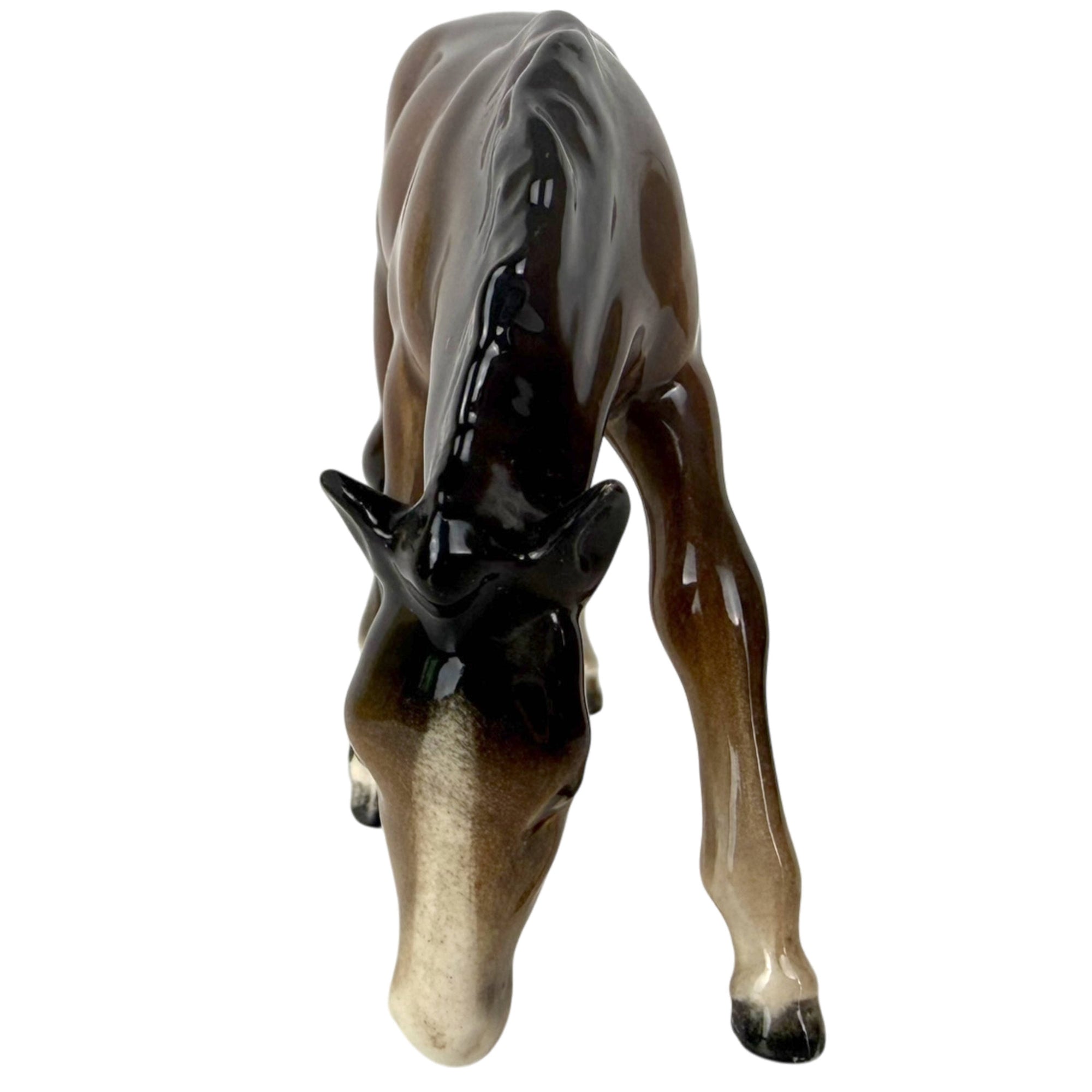 front view of 946 grazing foal by beswick
