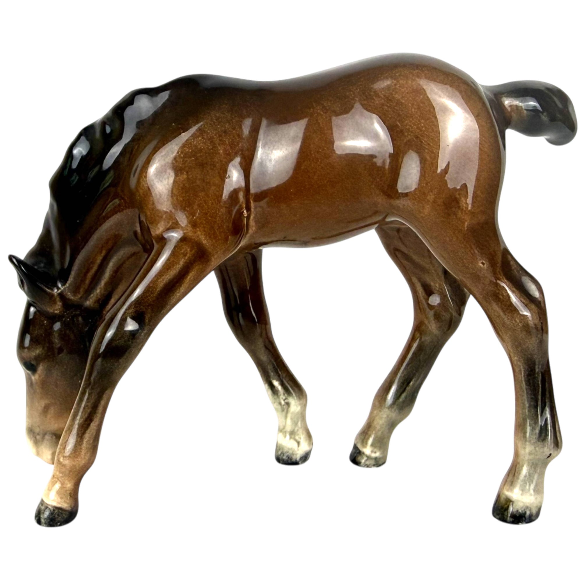 side view of 946 grazing foal by beswick