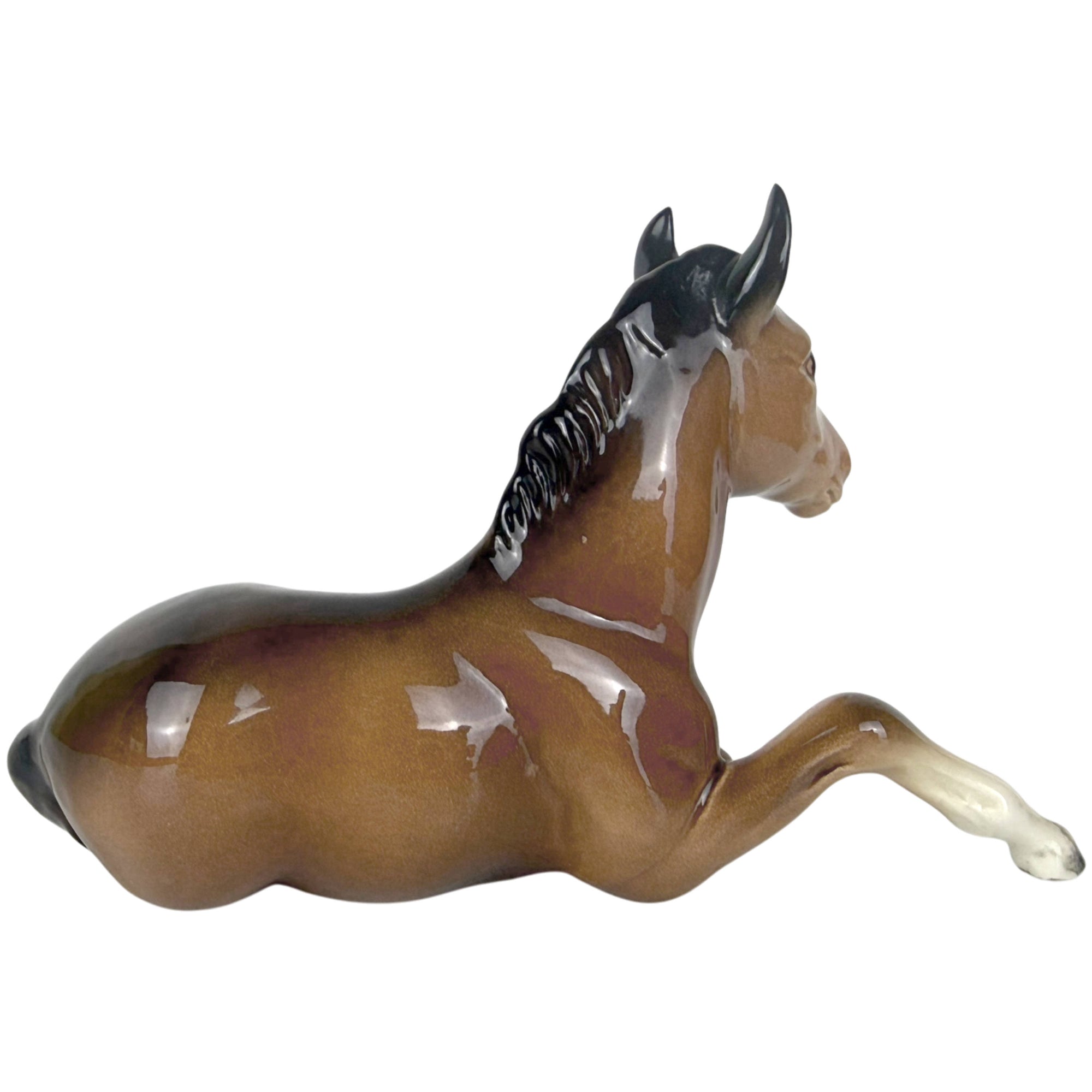 back view of the beswick lying down foal model 915