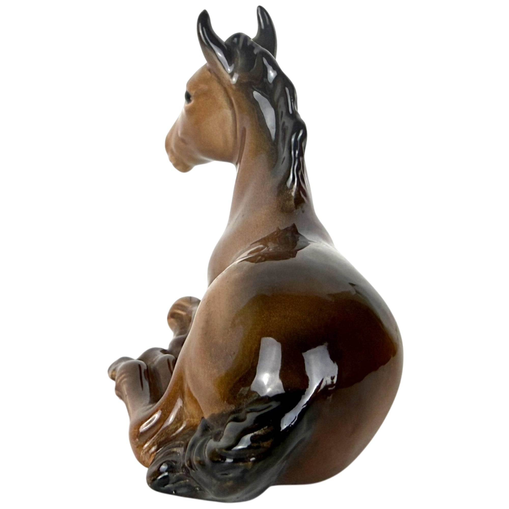 back view of the beswick lying down foal model 915