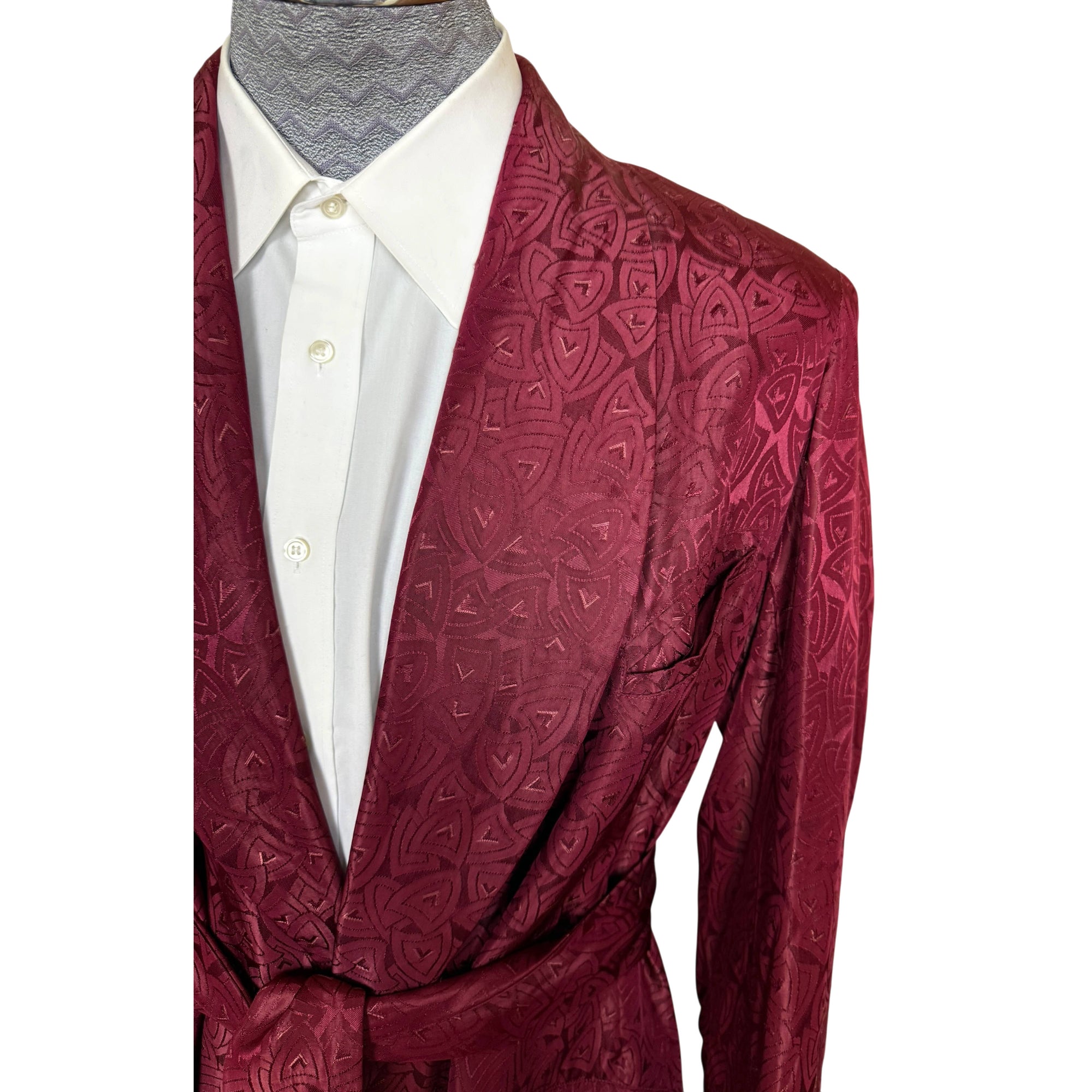 close up of pattern on 1940s smoking jacket