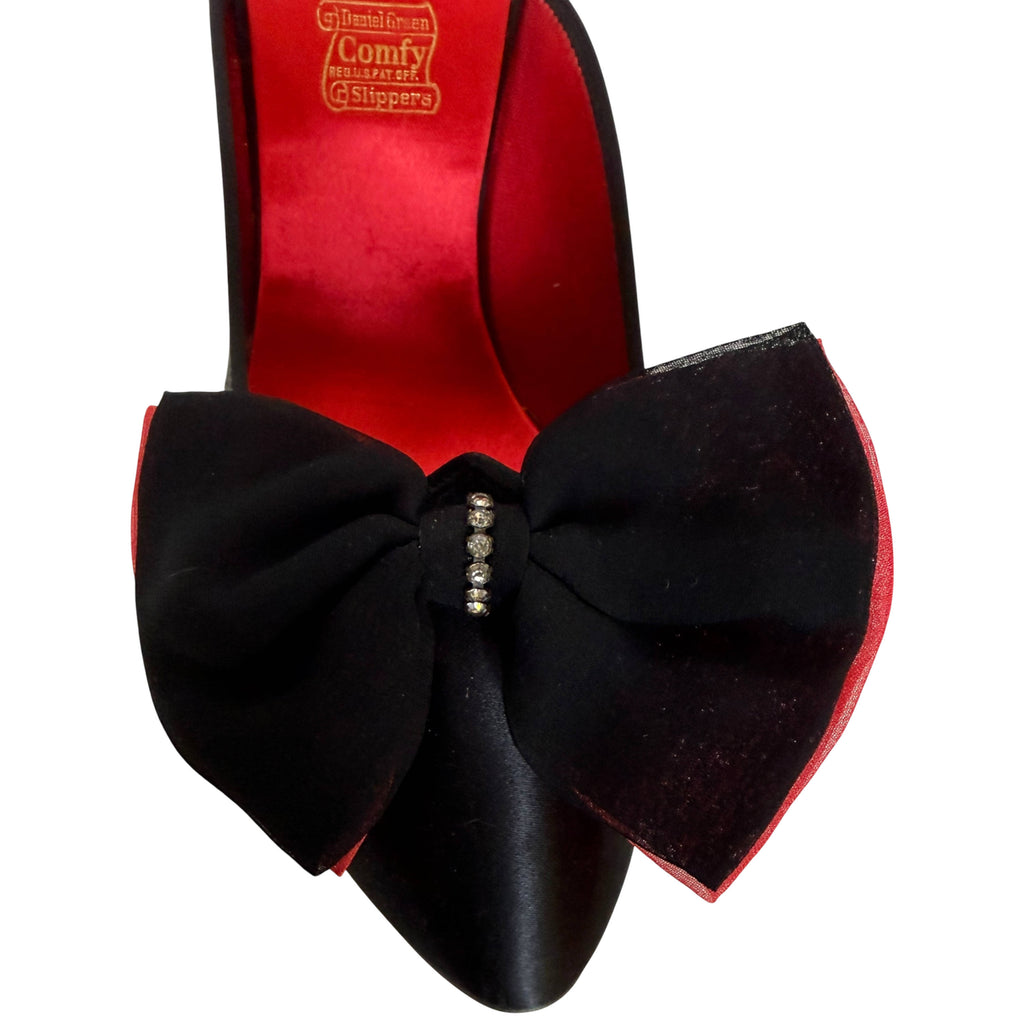 close up of bow on Daniel Green Comfy Slippers