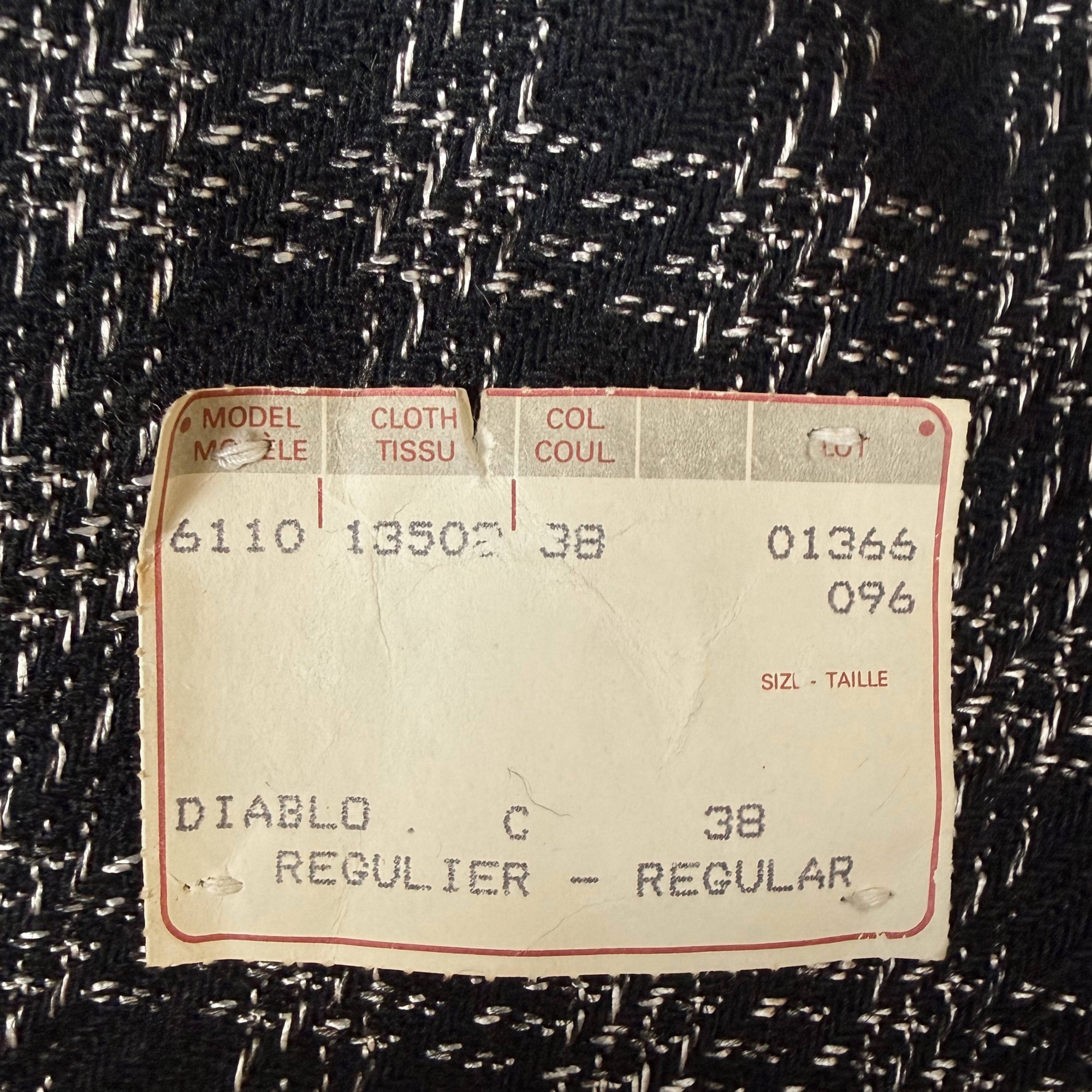 Original Diablo model and size 38 production label inside Déjà-Vu sport coat