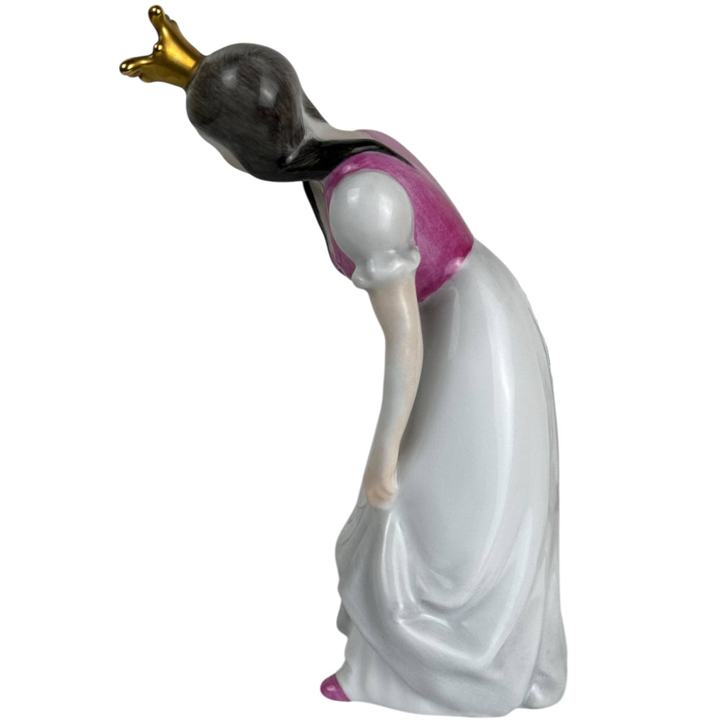 left side view of herend snow white