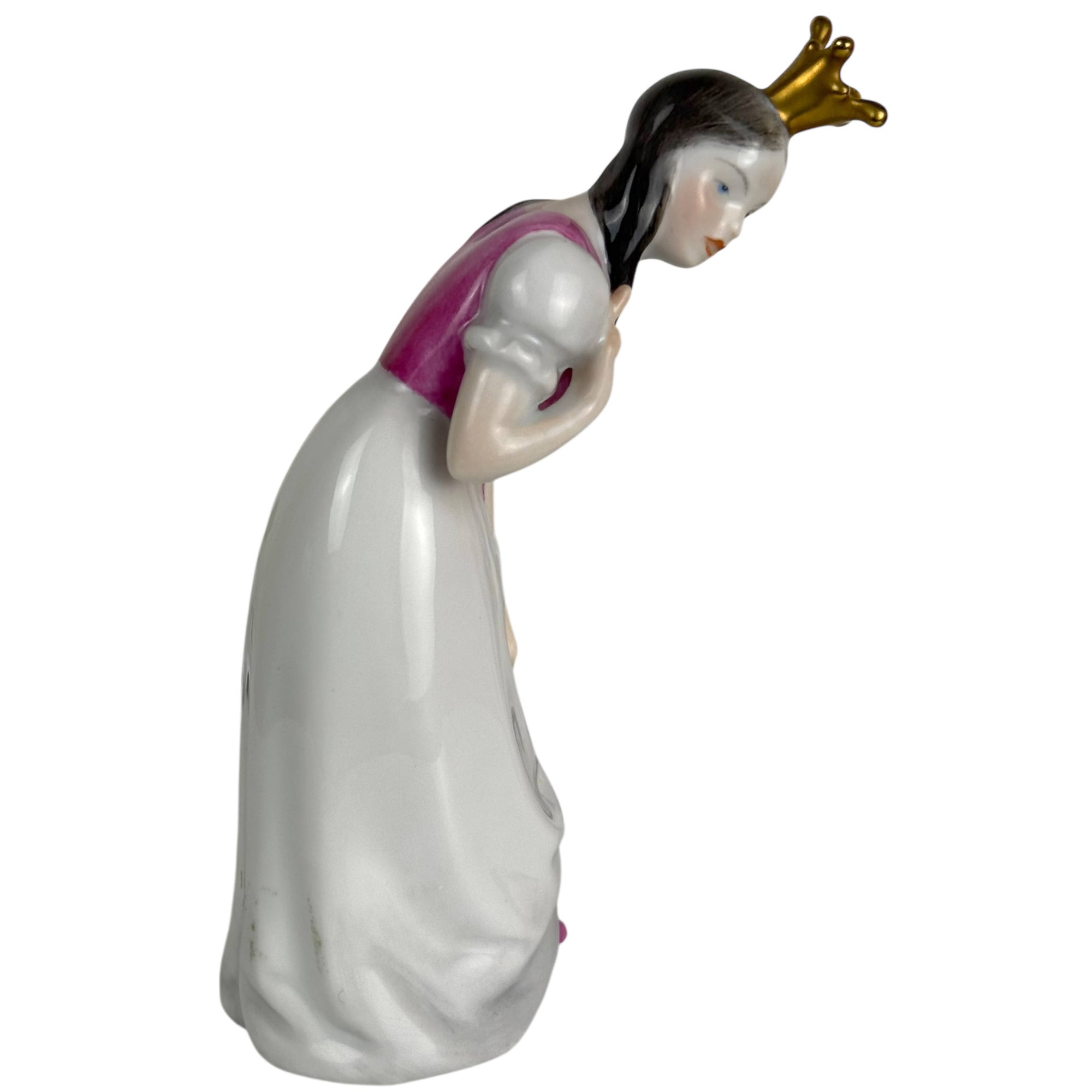 side view of herend snow white