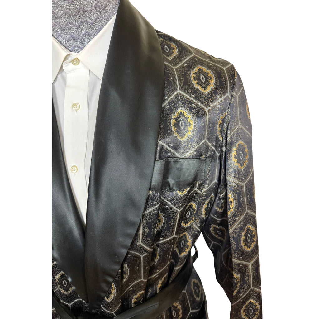 close up of lapel and pocket on Majestic 1950s dressing gown