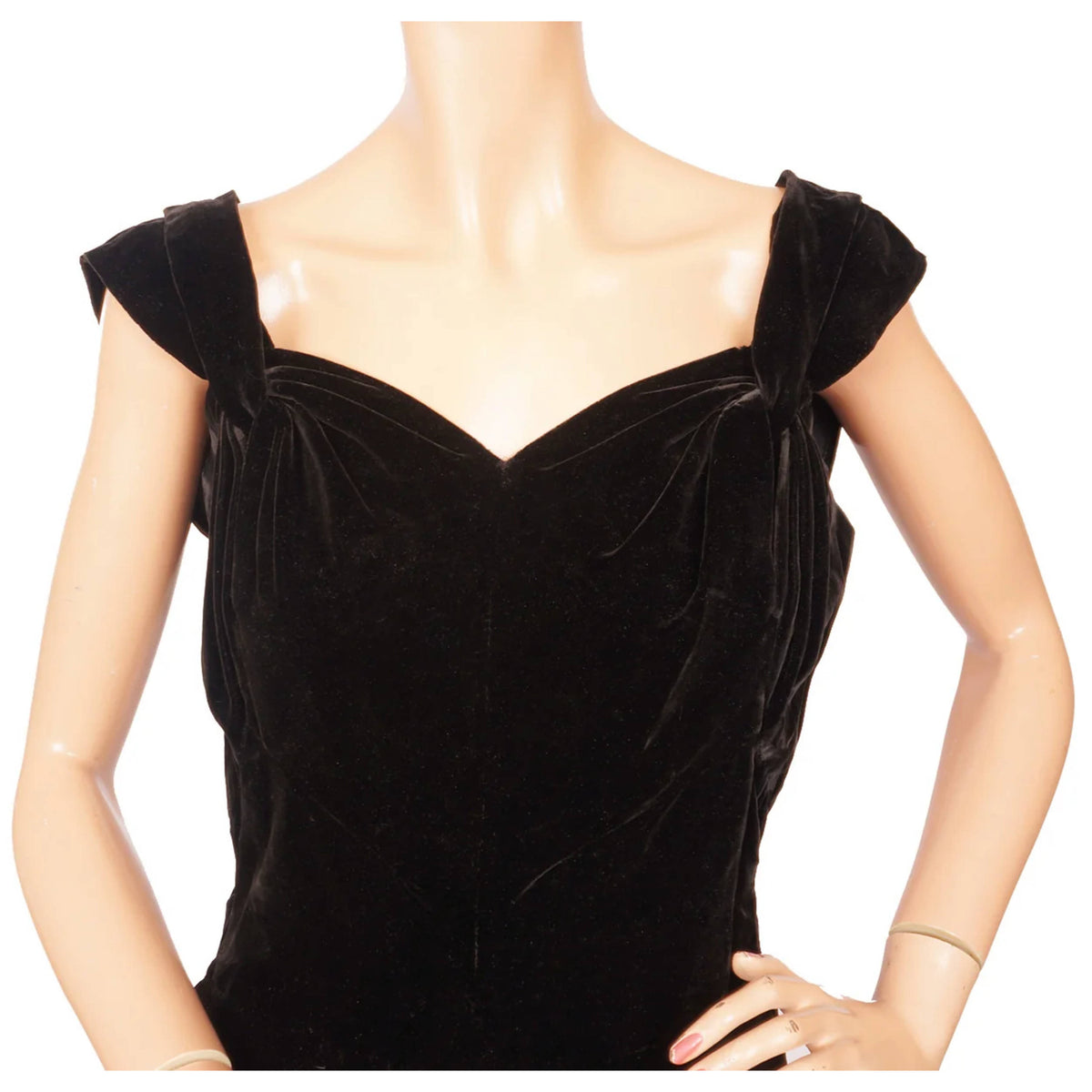 sweetheart neckline of 1930s Molyneux Black Velvet Evening Gown 