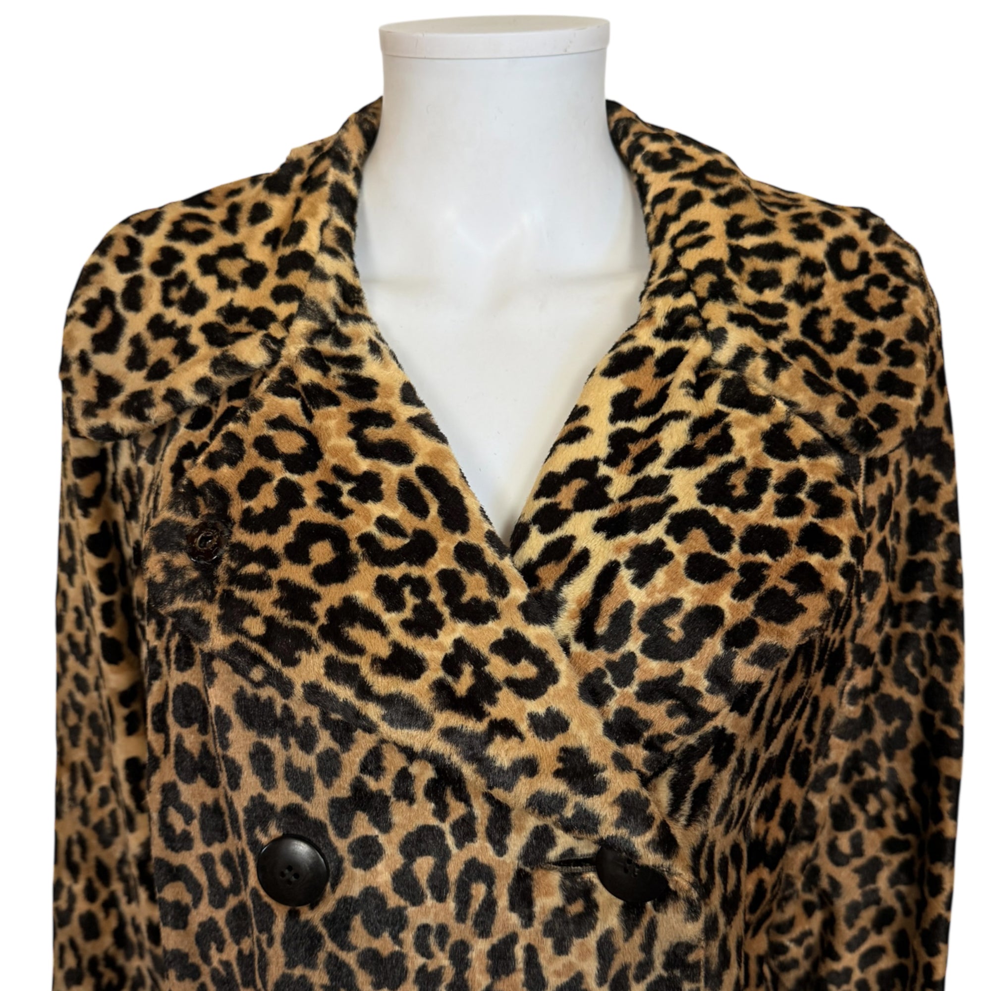 Close up of lapels of 1960s leopard print coat by Niccolini 