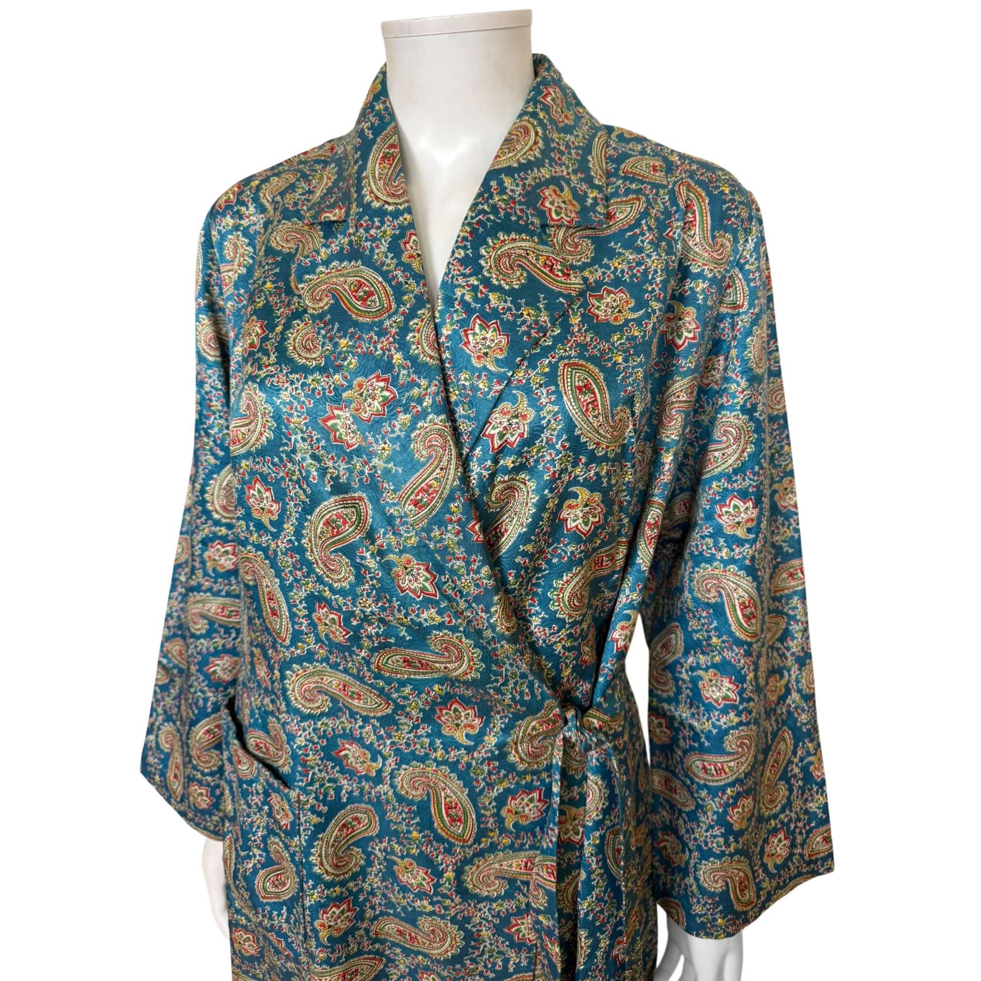 bodice and closure of 1940s 50s dressing gown