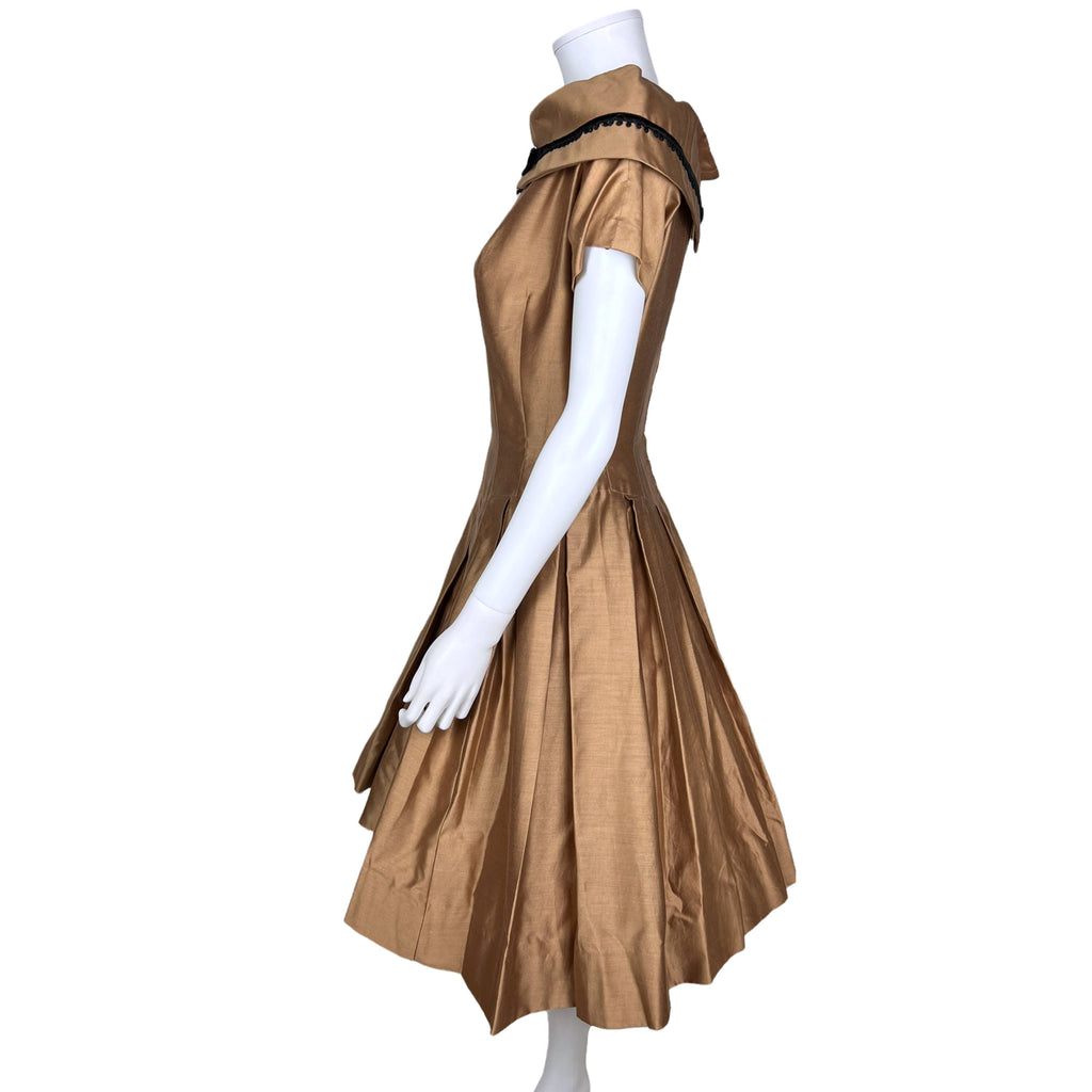 Vintage 1950s Dress Cotton w Bateau Neckline Collar Size M