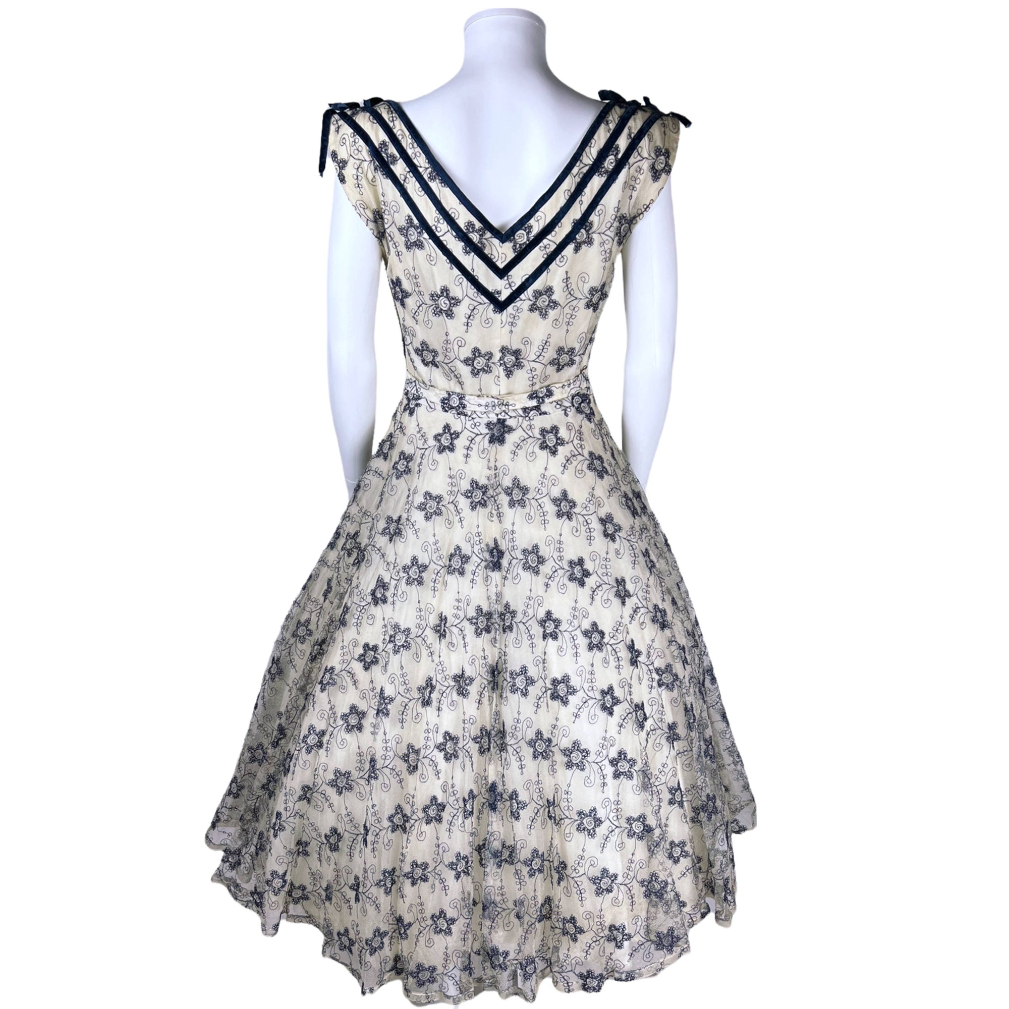 Vintage 1950s Tulle Dress w Embroidered Netting Size M