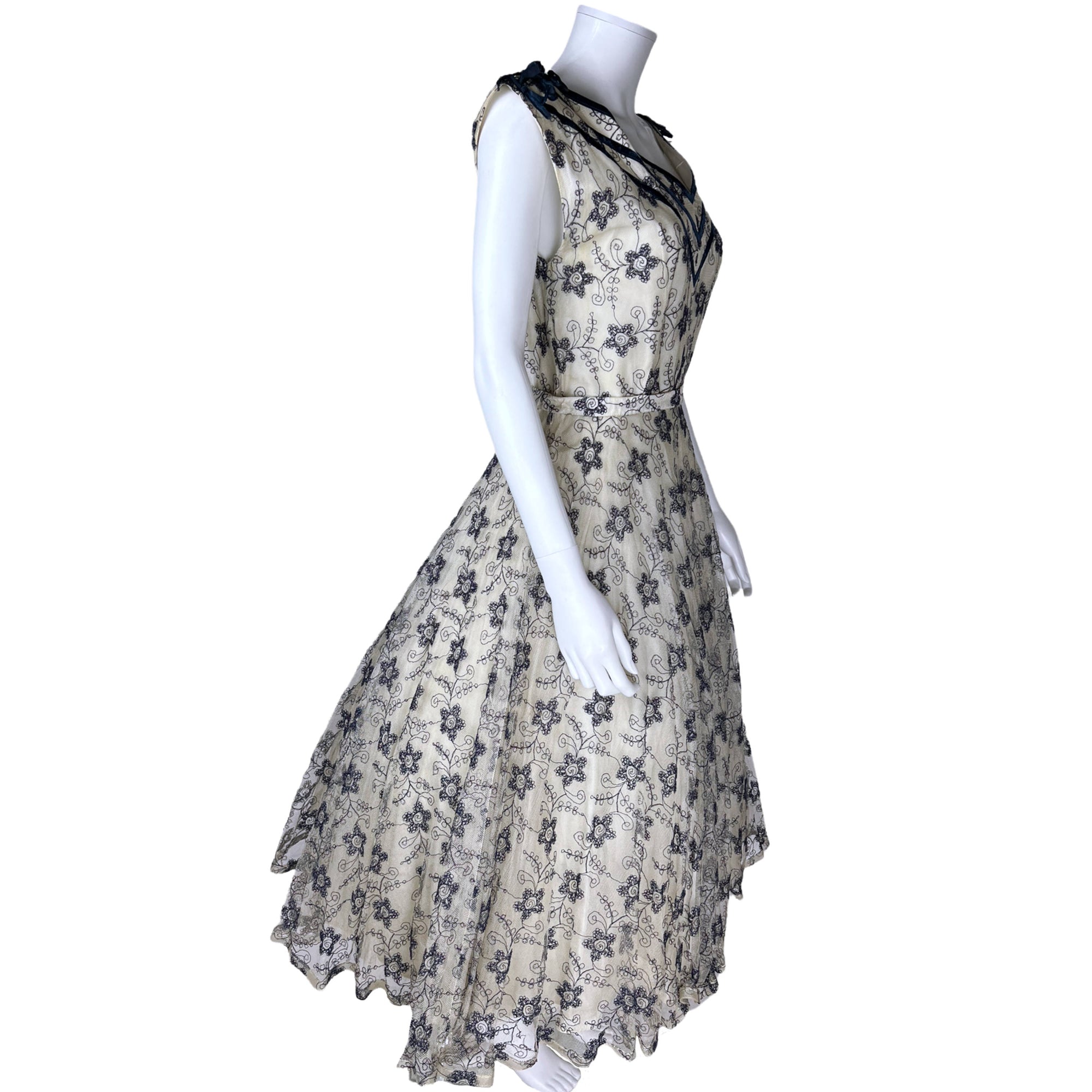 Vintage 1950s Tulle Dress w Embroidered Netting Size M