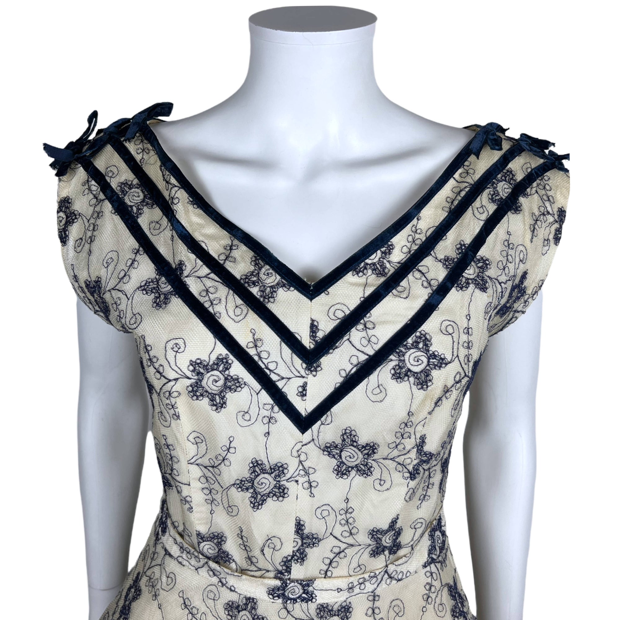 Vintage 1950s Tulle Dress w Embroidered Netting Size M