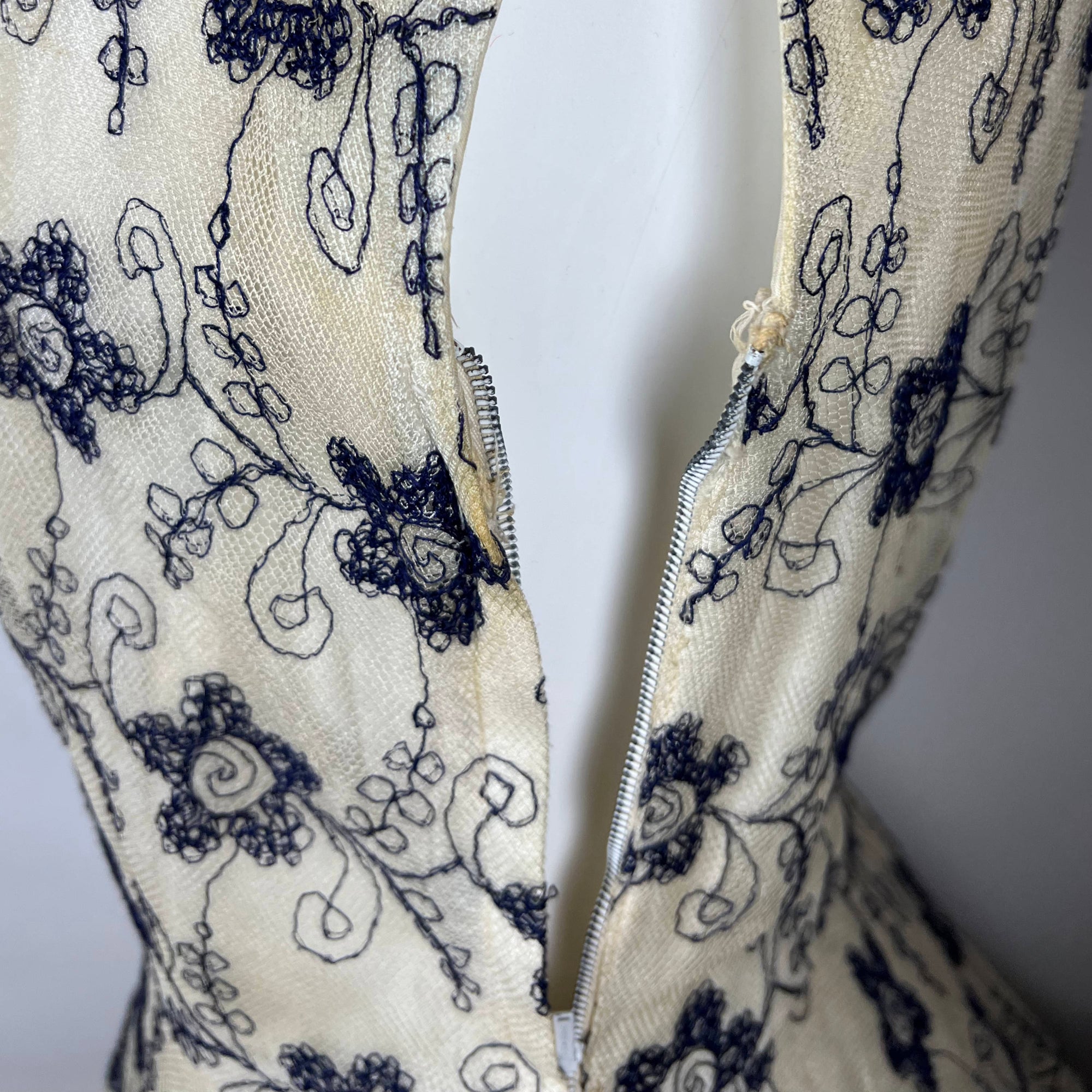 Vintage 1950s Tulle Dress w Embroidered Netting Size M
