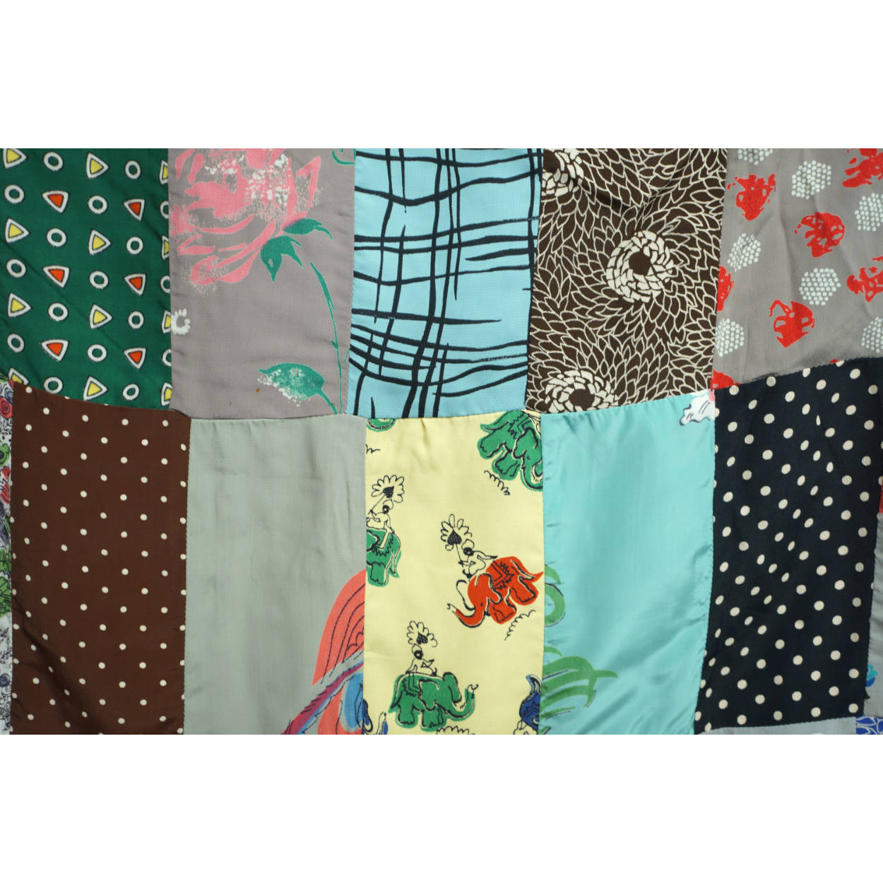 Vintage Quilt Top 1930s 40s Printed Rayon Dress Fabric 198 Pieces 62” x 75” - Poppy's Vintage Clothing