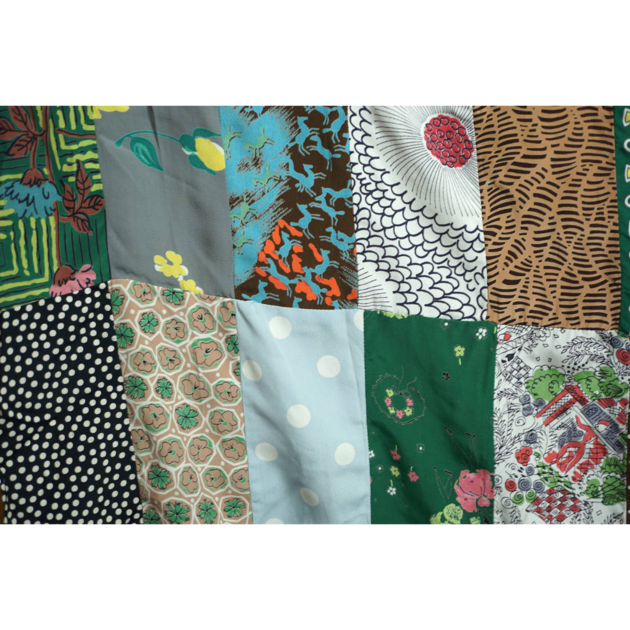 Vintage Quilt Top 1930s 40s Printed Rayon Dress Fabric 198 Pieces 62” x 75” - Poppy's Vintage Clothing