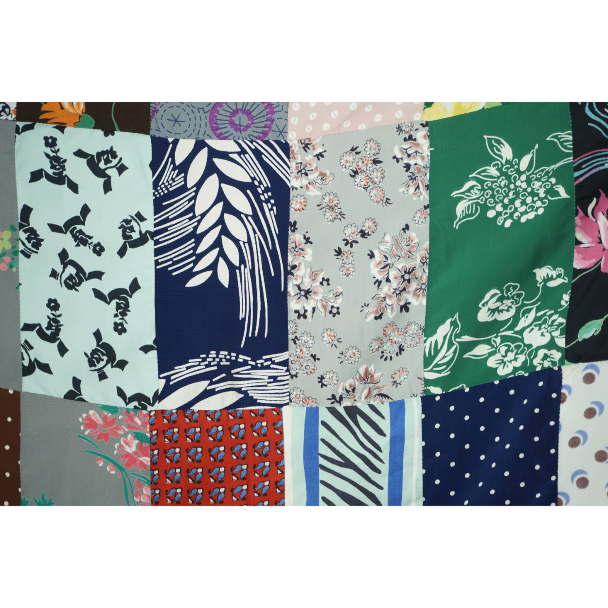 Vintage Quilt Top 1930s 40s Printed Rayon Dress Fabric 198 Pieces 62” x 75” - Poppy's Vintage Clothing