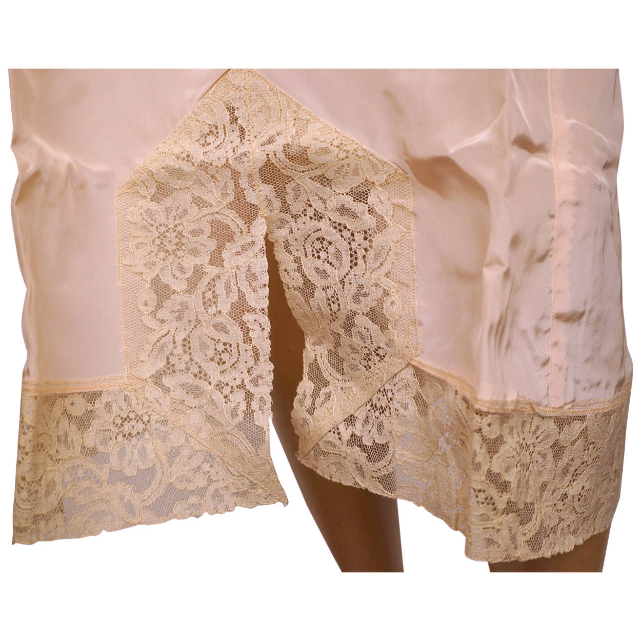 Vintage 1940s Pink Slip with Lace Trim by Dore Canada Size M Excellent - Poppy's Vintage Clothing